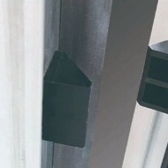 緊迫契塊設置 多點穩固窗框 窗框鉸鍊處上下兩點緊迫契塊加強窗扇緊密度,提升氣密性與窗扇穩定性。