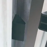緊迫契塊設置 多點穩固窗框  窗框鉸鍊處上下兩點緊迫契塊加強窗扇緊密度，提升氣密性與窗扇穩定性。