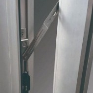 開口限制器 實用又安全(選配) 可將窗戶開口限制於一定大小,可選擇啟動與否,窗戶的應用上有更大的自由性。
